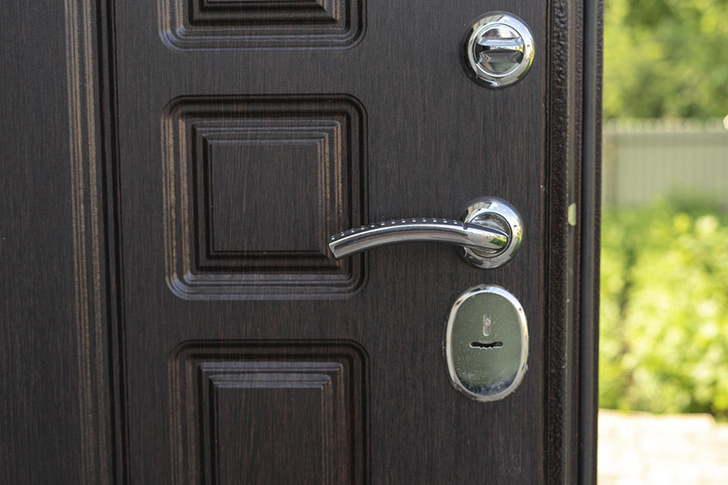 Ручка-задвижка на внутренней стороне -обязательный элемент входной двери, который позволяет запереться изнутри. Открыть при этом замок снаружи невозможно даже с помощью ключа.