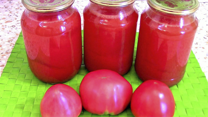 Разливаем сок по банкам и укупориваем