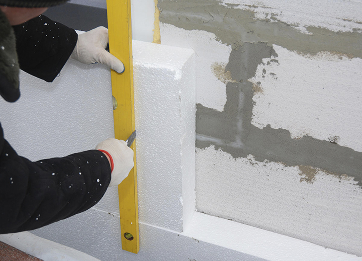 Пенополистирол легко режется и крепится к любым поверхностям