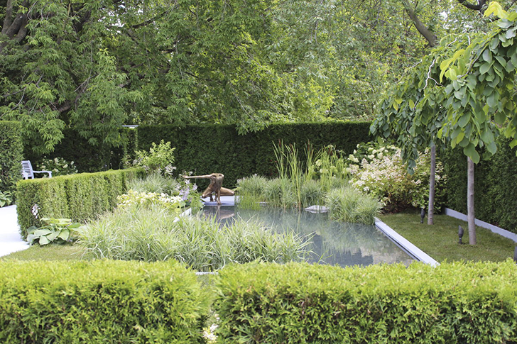 Строгая форма водоема поддерживается линиями стриженых живых изгородей