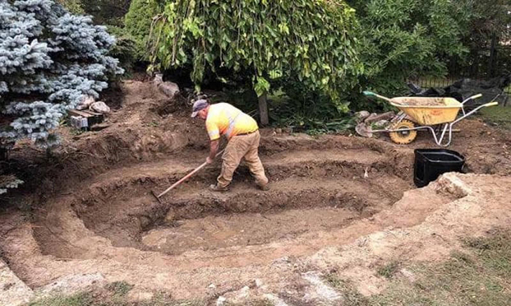 Выкапываем котлован под будущий пруд. Фото с сайта soareslandscaping.ca