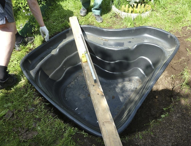 Контролируйте установку чаши с помощью уровня. Фото Татьяны