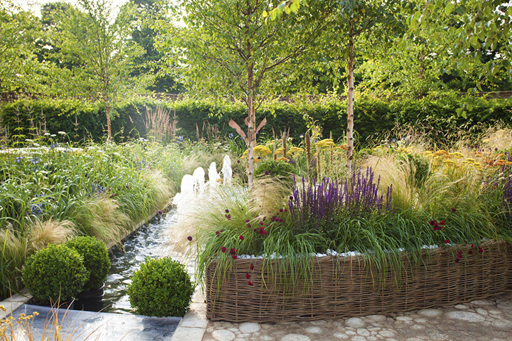 Пруд в деревенском стиле можно оформить и так