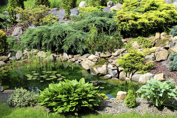 Оформление кромки натуральным камнем — самый распространенный вариант декора