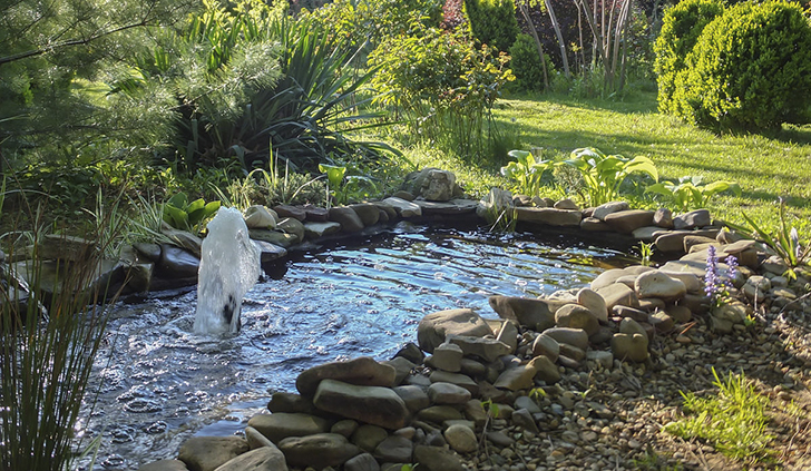 При выборе камня используйте принцип единообразия: выбрали округлые валуны, значит рядом будет уместна окатанная галька, а не колотый каменный отсев