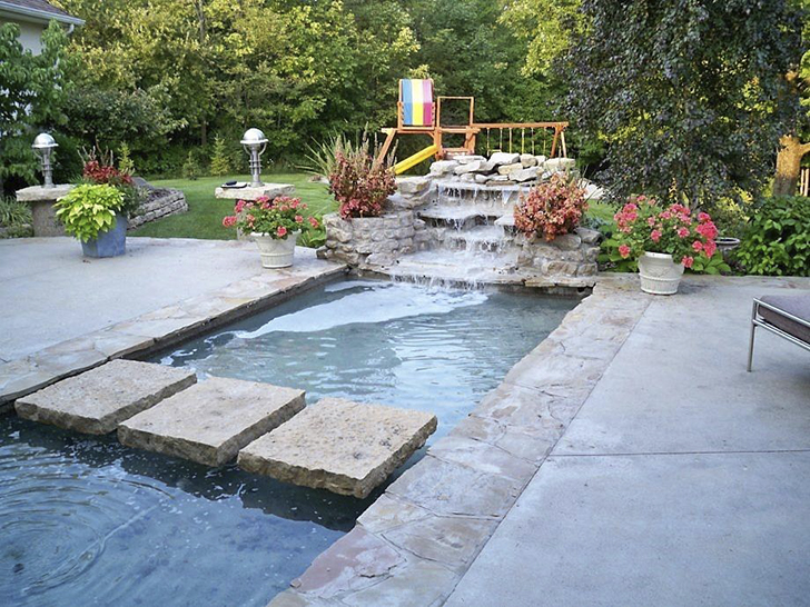 Оформление пруда с помощью бетона. Фото с сайта roomester.ru