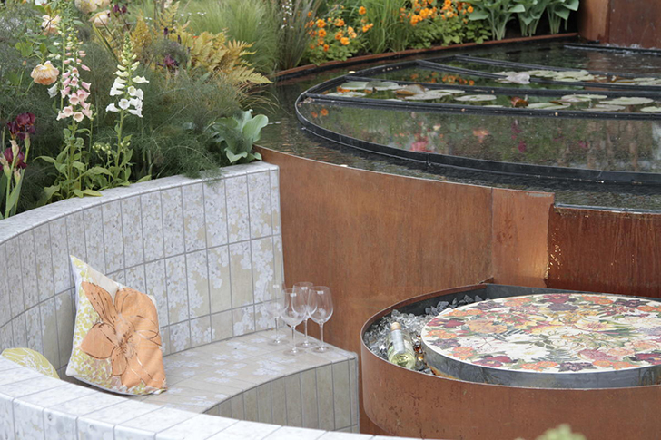 Специальная кортеновская сталь с красивой ржавой патиной может быть использована в отделке водоема