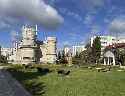 Фестивальная площадка «Легенды Крыма» в Зеленограде (фото автора, Зеленоград, сентябрь, 2025)