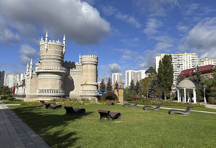 Фестивальная площадка «Легенды Крыма» в Зеленограде (фото автора, Зеленоград, сентябрь, 2025)