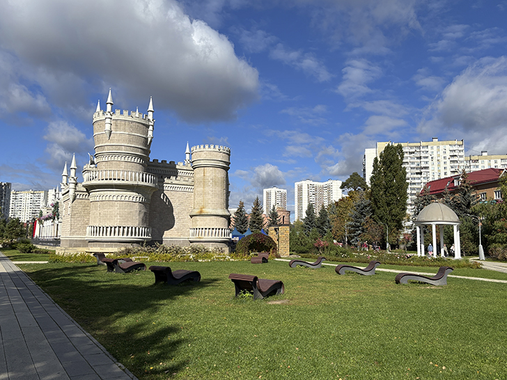 Фестивальная площадка «Легенды Крыма» в Зеленограде (фото автора, Зеленоград, сентябрь, 2025)