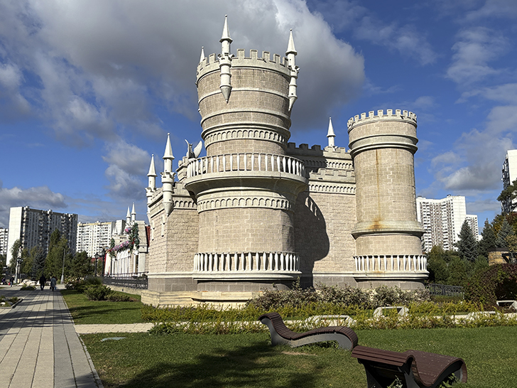 Фестивальная площадка «Легенды Крыма» в Зеленограде (фото автора, Зеленоград, сентябрь, 2025)