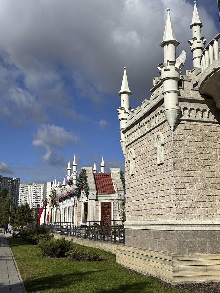 Фестивальная площадка «Легенды Крыма» в Зеленограде (фото автора, Зеленоград, сентябрь, 2025)