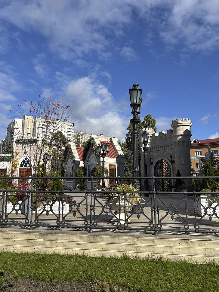 Фестивальная площадка «Легенды Крыма» в Зеленограде (фото автора, Зеленоград, сентябрь, 2025)