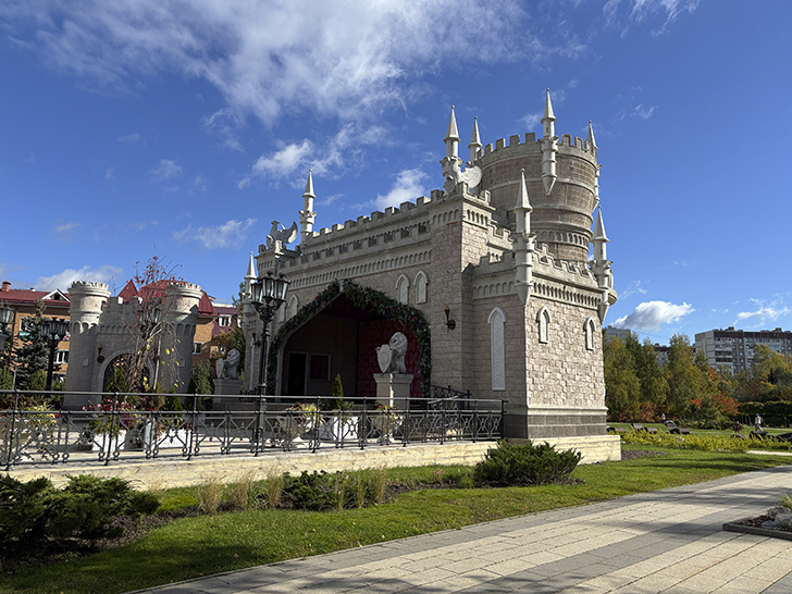 Фестивальная площадка «Легенды Крыма» в Зеленограде (фото автора, Зеленоград, сентябрь, 2025)