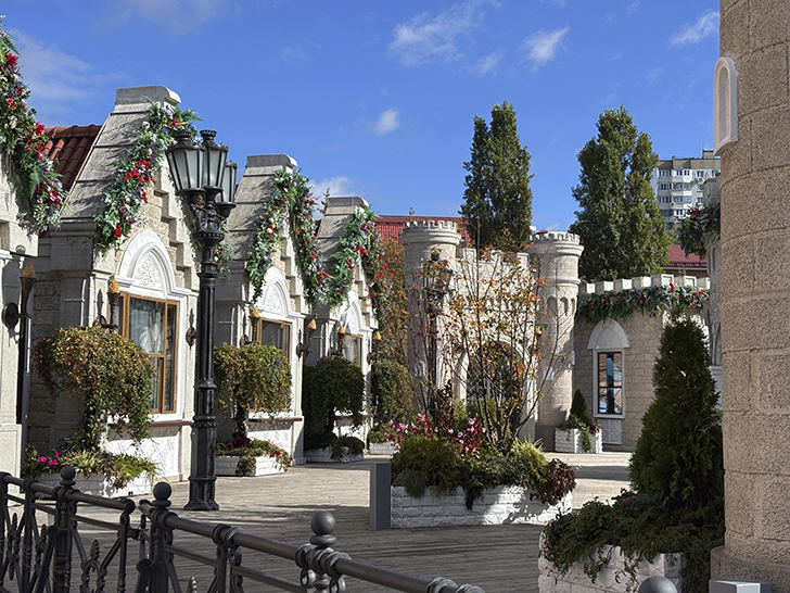 Фестивальная площадка «Легенды Крыма» в Зеленограде (фото автора, Зеленоград, сентябрь, 2025)