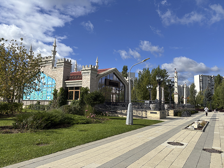 Фестивальная площадка «Легенды Крыма» в Зеленограде (фото автора, Зеленоград, сентябрь, 2025)