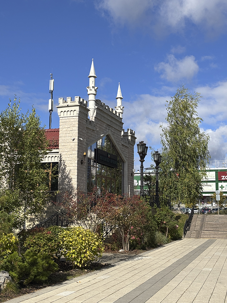Фестивальная площадка «Легенды Крыма» в Зеленограде (фото автора, Зеленоград, сентябрь, 2025)