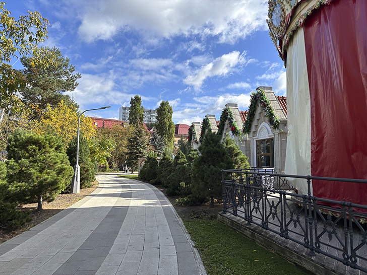 Фестивальная площадка «Легенды Крыма» в Зеленограде (фото автора, Зеленоград, сентябрь, 2025)