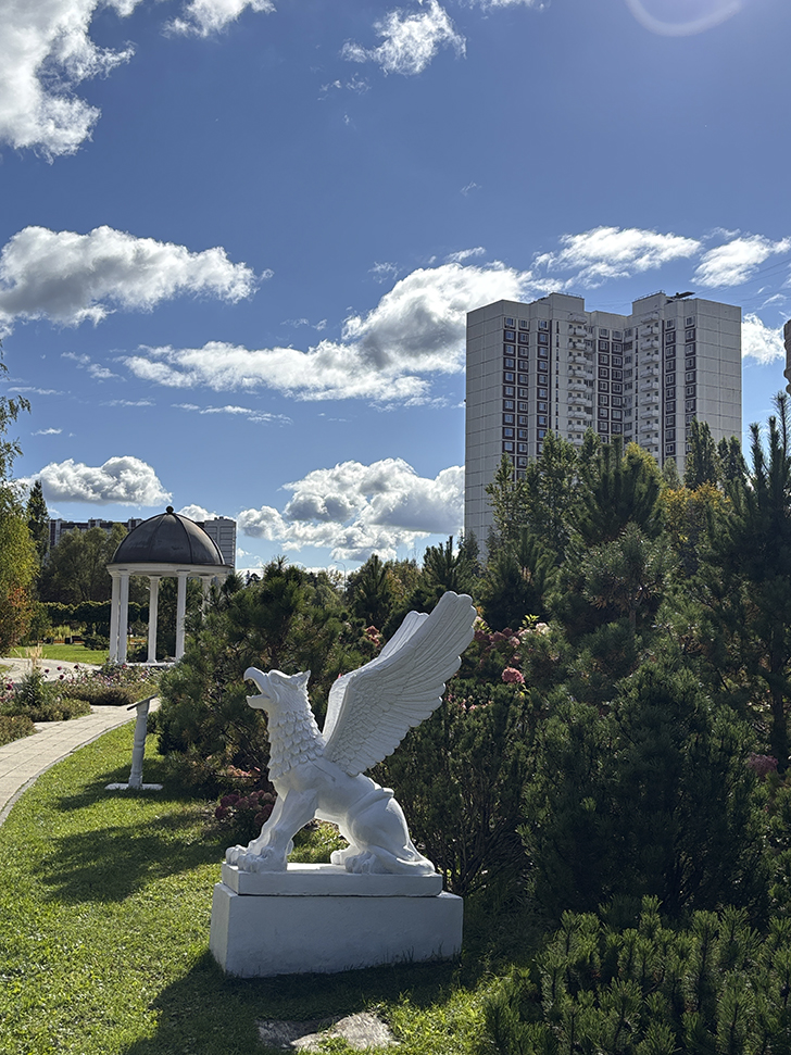 Фестивальная площадка «Легенды Крыма» в Зеленограде (фото автора, Зеленоград, сентябрь, 2025)