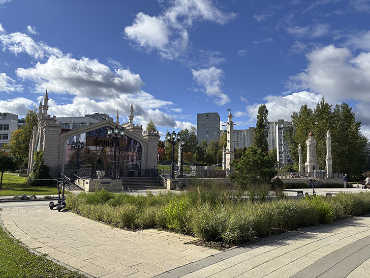 Фестивальная площадка «Легенды Крыма» в Зеленограде (фото автора, Зеленоград, сентябрь, 2025)