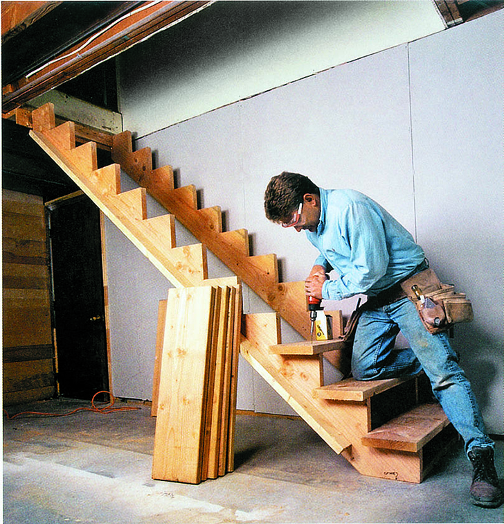 Крепление ступеней к косоурам. Фото: архив «ИД «Бурда»