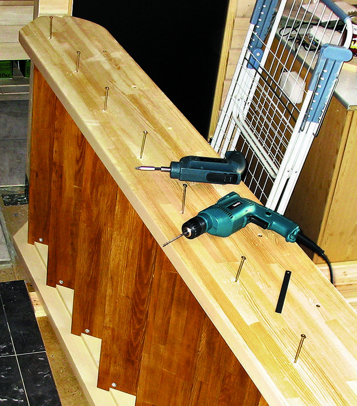Сборка лестничного марша на саморезах. Фото: архив «ИД «Бурда»