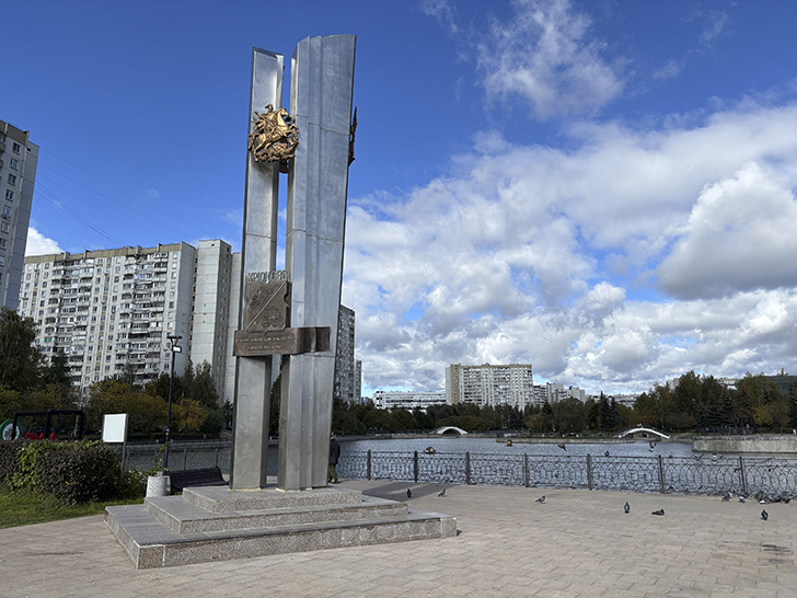 Парк у Михайловского пруда в Зеленограде (фото Олег Д., осень, 2025)