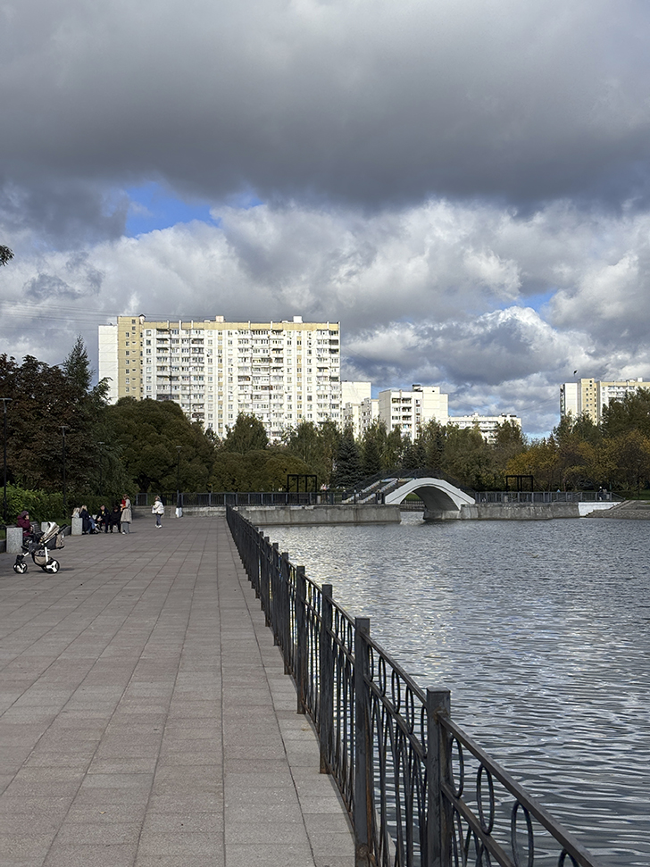 Парк у Михайловского пруда в Зеленограде (фото Олег Д., осень, 2025)