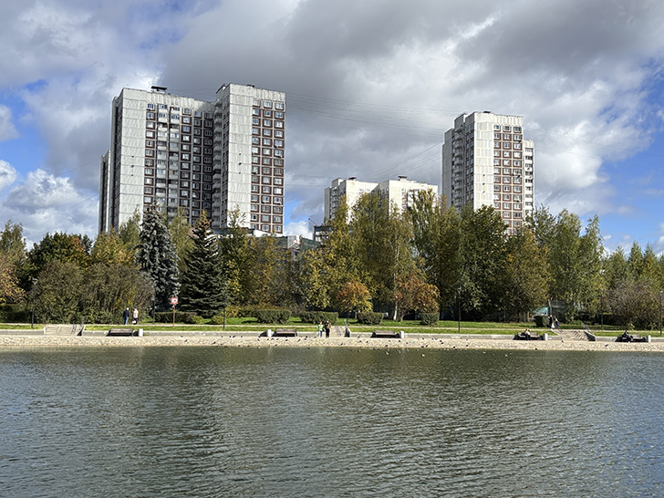 Парк у Михайловского пруда в Зеленограде (фото Олег Д., осень, 2025)