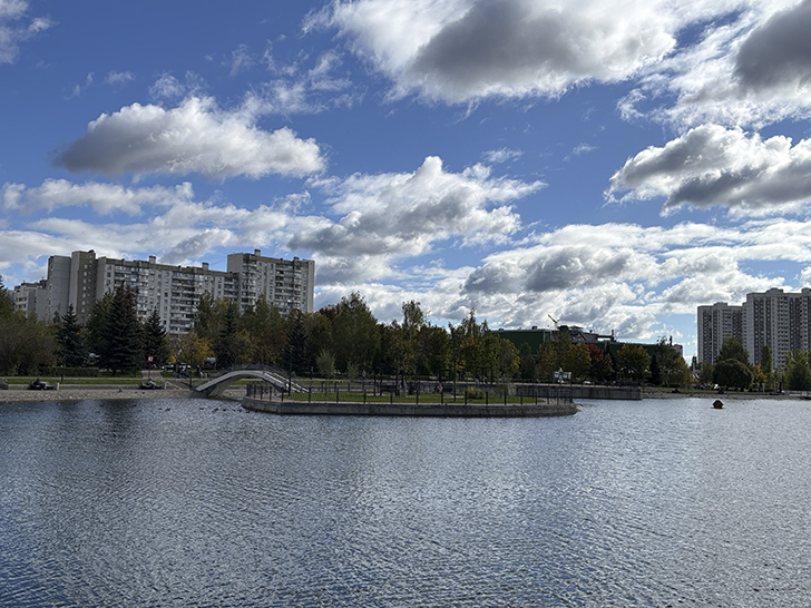 Парк у Михайловского пруда в Зеленограде (фото Олег Д., осень, 2025)