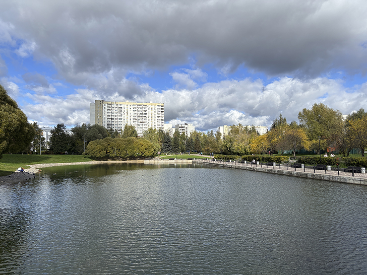Парк у Михайловского пруда в Зеленограде (фото Олег Д., осень, 2025)