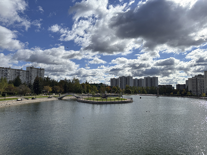 Парк у Михайловского пруда в Зеленограде (фото Олег Д., осень, 2025)