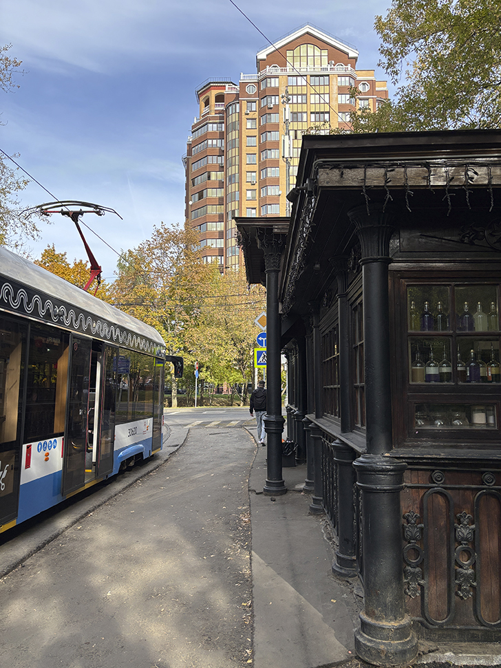 Легендарный архитектурный памятник: история старейшей трамвайной остановки столицы (фото Олег Д., Москва, осень, 2025)