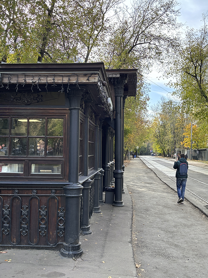 Легендарный архитектурный памятник: история старейшей трамвайной остановки столицы (фото Олег Д., Москва, осень, 2025)