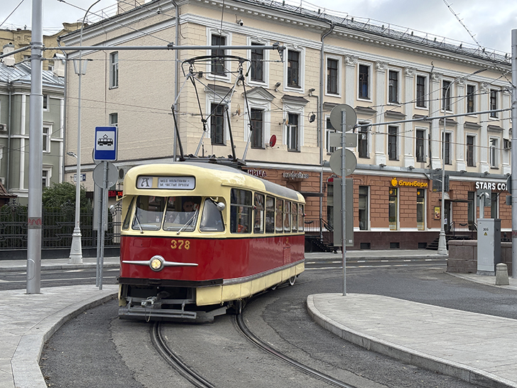 Легендарный трамвай «Аннушка» (фото Олег Д., осень, 2025)