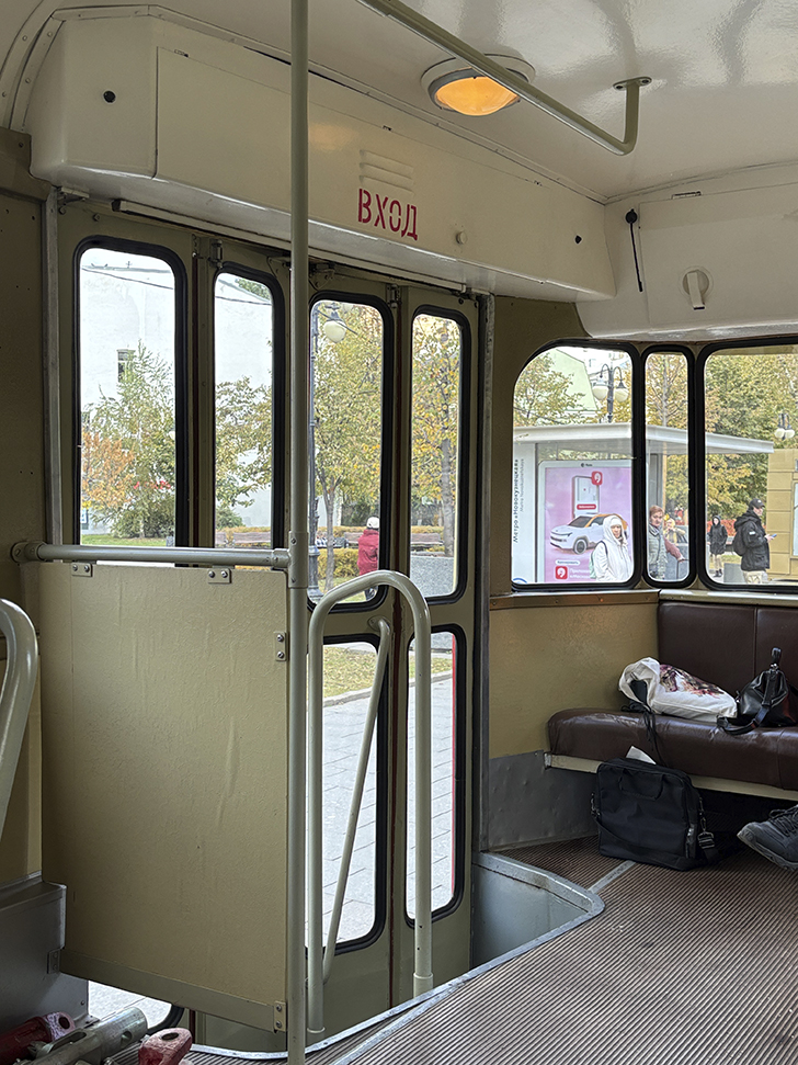 Легендарный трамвай «Аннушка» (фото Олег Д., осень, 2025)