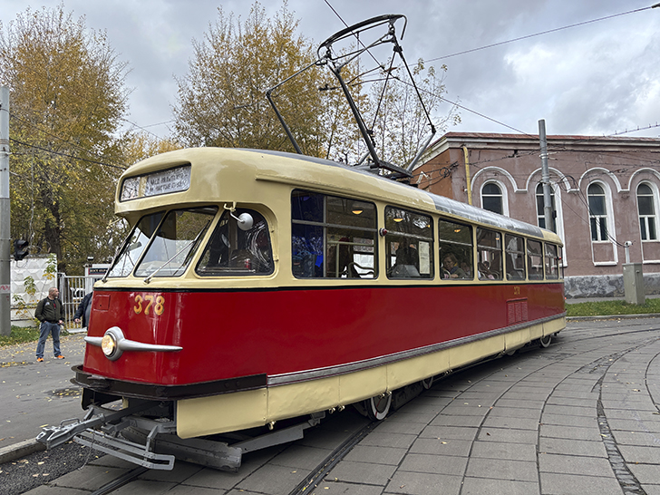 Легендарный трамвай «Аннушка» (фото Олег Д., осень, 2025)