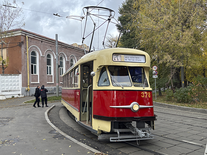 Легендарный трамвай «Аннушка» (фото Олег Д., осень, 2025)