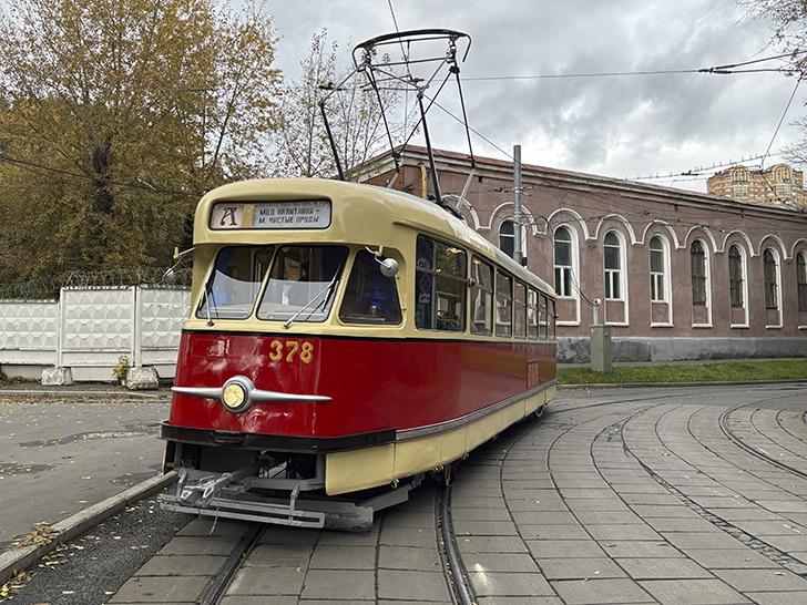 Легендарный трамвай «Аннушка» (фото Олег Д., осень, 2025)