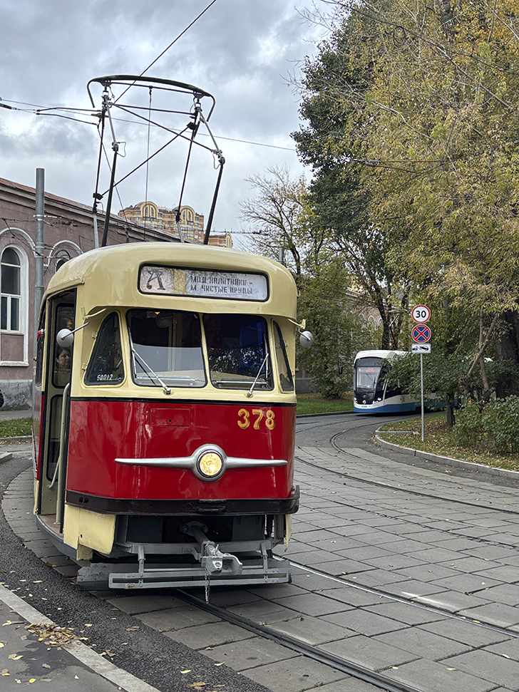 Легендарный трамвай «Аннушка» (фото Олег Д., осень, 2025)