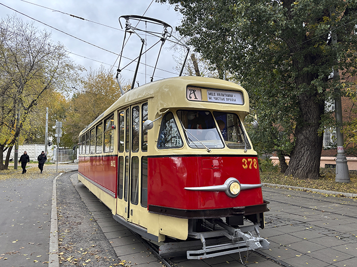 Легендарный трамвай «Аннушка» (фото Олег Д., осень, 2025)