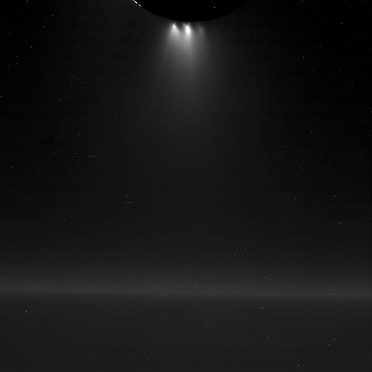 Гейзер на Южном полюсе Энцелада. Credit: NASA/JPL-Caltech/Space Science Institute