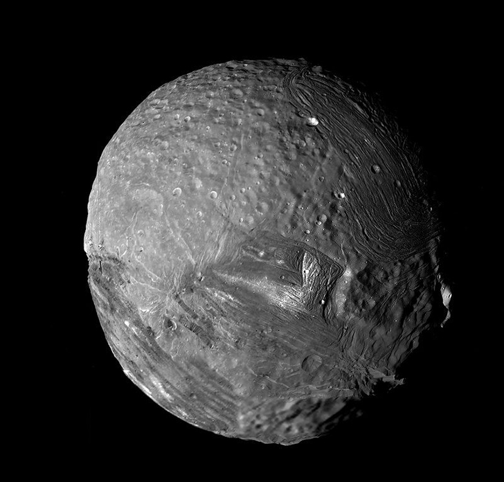 Миранда – спутник Урана. Credit: NASA