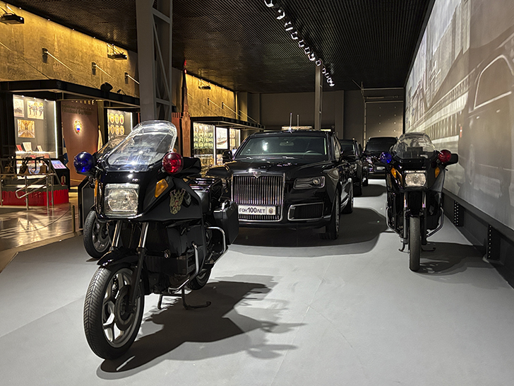 Музей Гаража особого назначения ФСО России расположен на ВДНХ в павильонах №53 и №54 (фото Олег Д., осень, 2025)