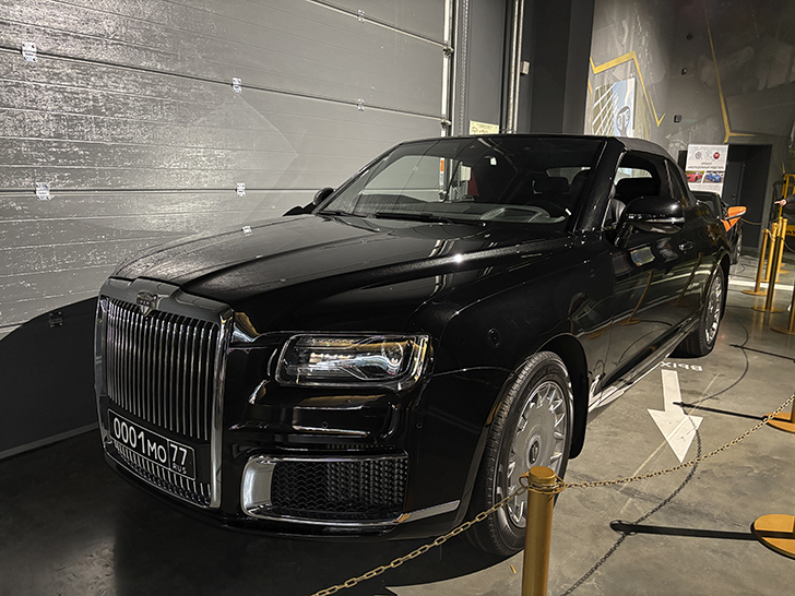 Музей Гаража особого назначения ФСО России расположен на ВДНХ в павильонах №53 и №54 (фото Олег Д., осень, 2025)