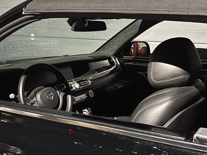 Музей Гаража особого назначения ФСО России расположен на ВДНХ в павильонах №53 и №54 (фото Олег Д., осень, 2025)