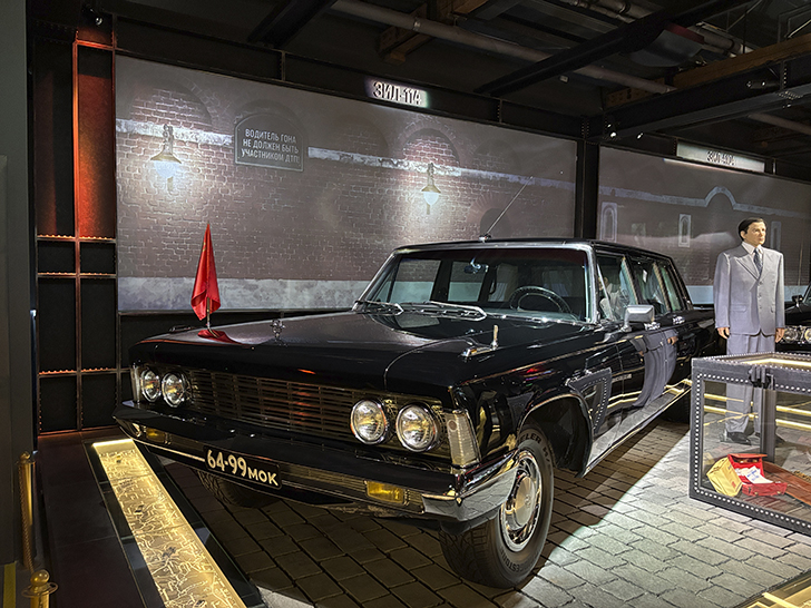 Музей Гаража особого назначения ФСО России расположен на ВДНХ в павильонах №53 и №54 (фото Олег Д., осень, 2025)