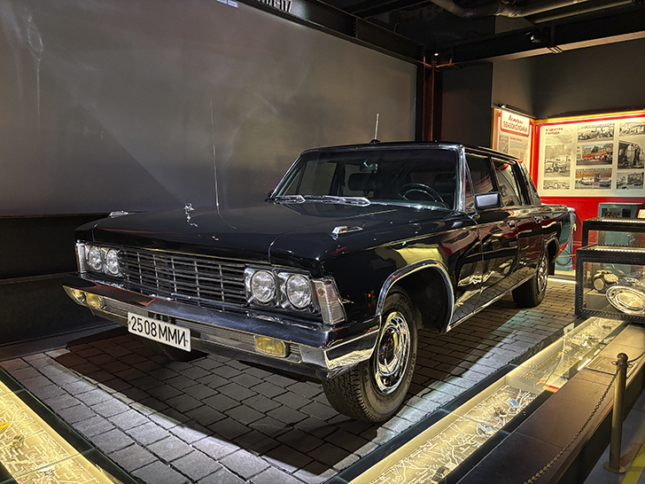 Музей Гаража особого назначения ФСО России расположен на ВДНХ в павильонах №53 и №54 (фото Олег Д., осень, 2025)