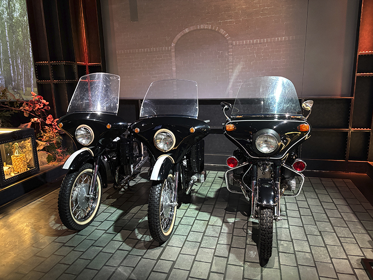 Музей Гаража особого назначения ФСО России расположен на ВДНХ в павильонах №53 и №54 (фото Олег Д., осень, 2025)