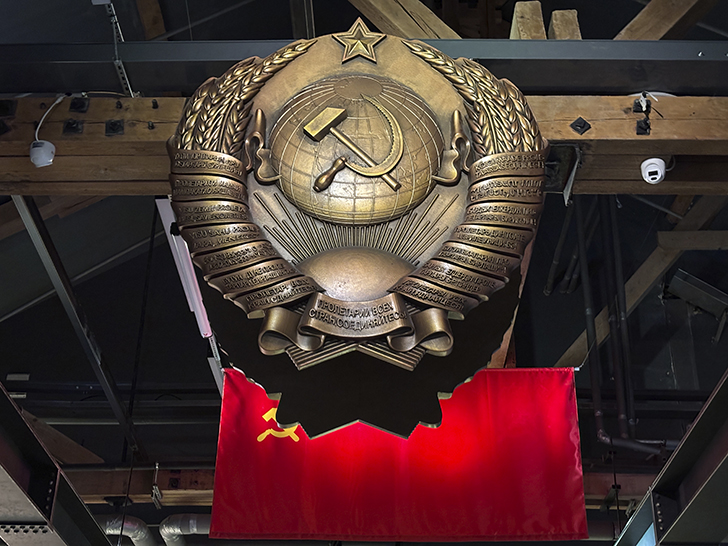 Музей Гаража особого назначения ФСО России расположен на ВДНХ в павильонах №53 и №54 (фото Олег Д., осень, 2025)